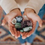 tarot mokosza dłonie otwarte kryształy magia